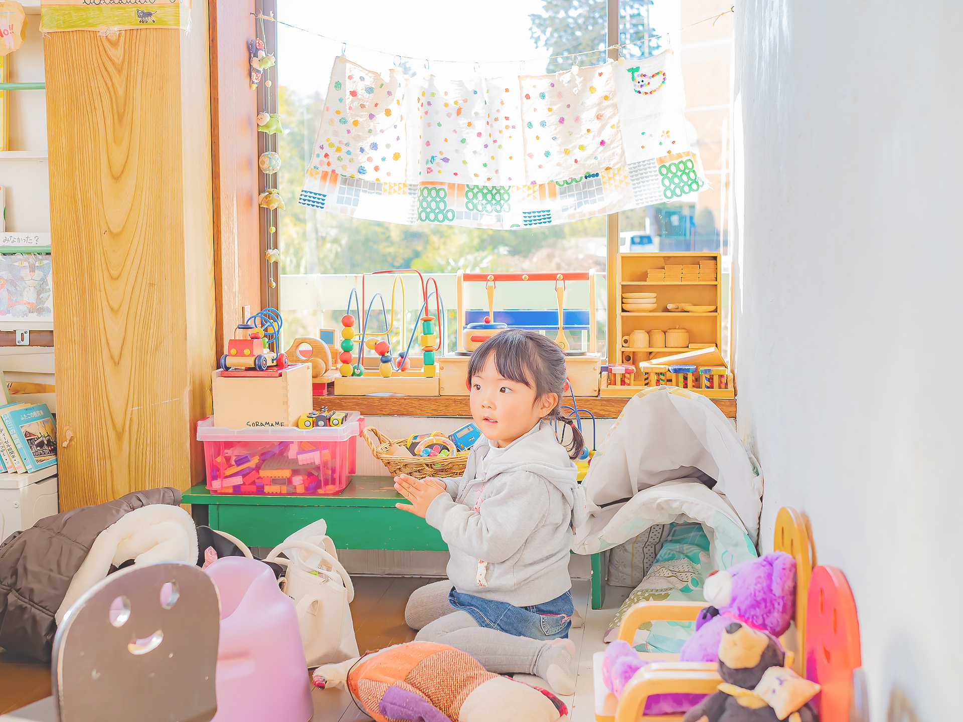 そらまめ食堂で子どもが遊んでいる様子の写真